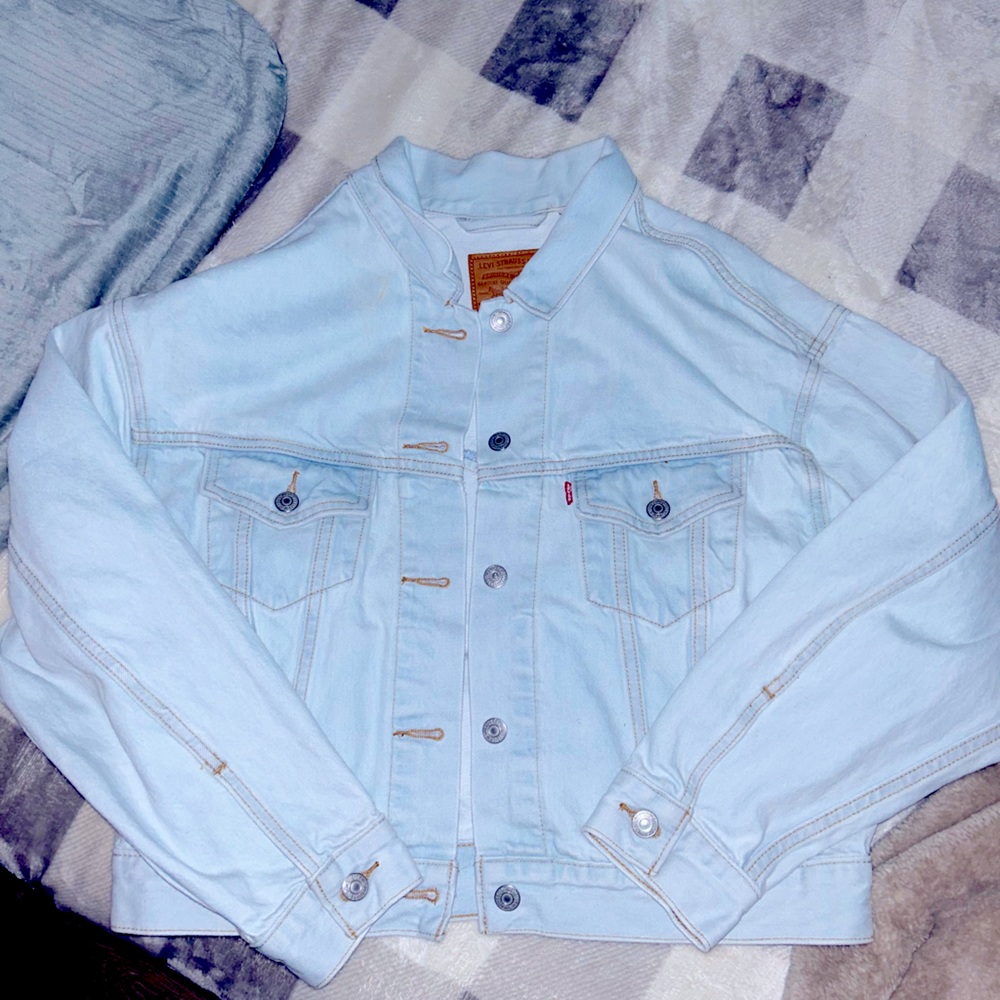 Levi’s cropped light wash trucker jacket